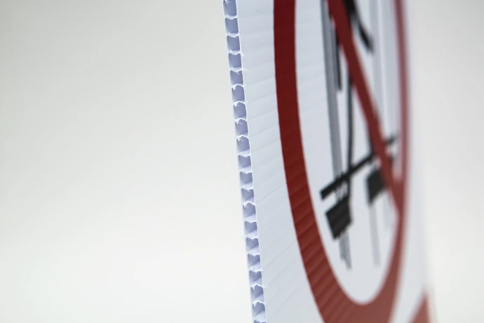 Side view of corriboard sign